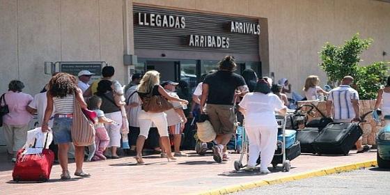 El aeropuerto de Ibiza se hace este verano con una empresa sanitaria al faltar m&eacute;dicos