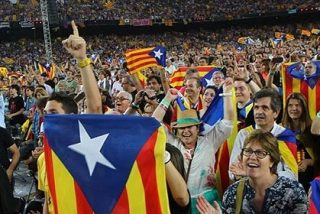 El Camp Nou se transforma en el altavoz del independentismo catal&aacute;n