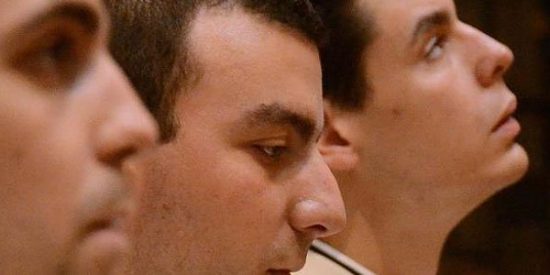 Esos curas j&oacute;venes de cualquier edad