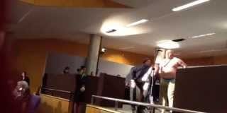 Un accionista de Bankia estafado se desnuda ante los directivos