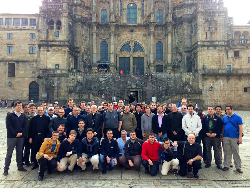 Osoro peregrina a Compostela con los seminaristas mayores de Valencia en autob&uacute;s