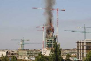 Arde el edificio de 19 plantas que se construye el BBVA en Madrid