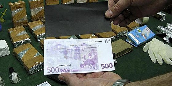 La Polic&iacute;a atrapa 'in fraganti' a dos africanos pegando el timo de los billetes tintados