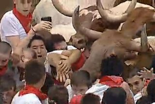 Los toros se estrellan contra el tap&oacute;n humano que bloqueaba la entrada a la plaza