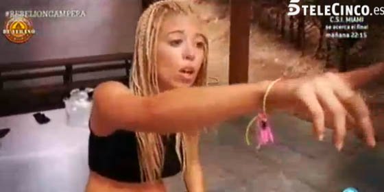 'Campamento' contra Luc&iacute;a Etxebarr&iacute;a: "&iexcl;Esta hija de puta, te juro que la quemo viva!"