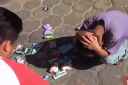 Vea el 'v&iacute;deo de la verg&uuml;enza' que ha enfurecido al mundo: un polic&iacute;a castiga a un ni&ntilde;o a tirar los dulces al suelo