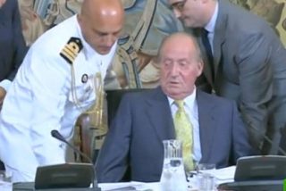 El Rey, irritado por el mal servicio de sus ayudantes personales