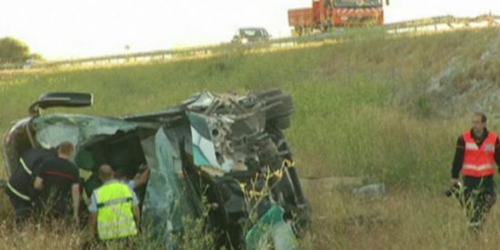 Un pasajero cabreado provocó el accidente de autocar en Francia al tirar del volante