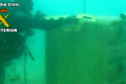 Gibraltar califica de 'ataque' la inspecci&oacute;n de sus bloques asesinos por buzos de la Guardia Civil