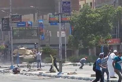 [V&iacute;deo] Egipto: El tanque dispara al hombre desarmado que le hace frente brazos en alto
