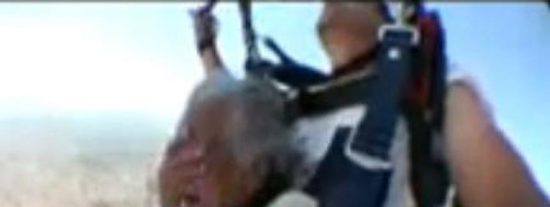 [V&iacute;deo] La anciana de 103 a&ntilde;os que se tira en paraca&iacute;das como si le fuese la vida en ello