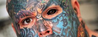 [V&iacute;deo] El hombre se abrasa la cara y la c&oacute;rnea del ojo para ponerse un tatuaje en 3D