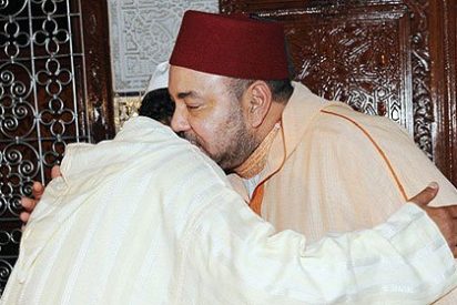 Mohamed VI 'baja la cabeza' ante las familias de las v&iacute;ctimas del pederasta