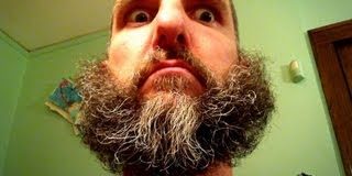 Este tipo genial es capaz de hacer magia con su barba