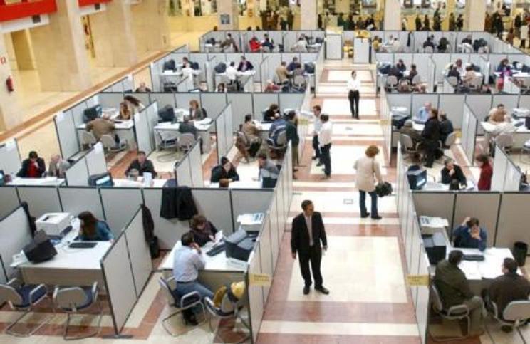 Los espa&ntilde;oles trabajamos por debajo de la media europea, y as&iacute; nos luce el pelo