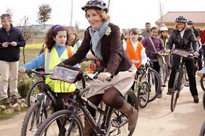 Esperanza Aguirre sigue sin cortarse un pelo: "Ojal&aacute; los pol&iacute;ticos cambiaran el coche oficial por la bicicleta"