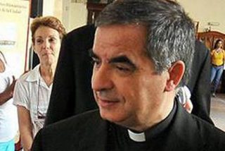 Becciu: "Francisco tiene autoridad para alzar la voz contra el capitalismo salvaje"