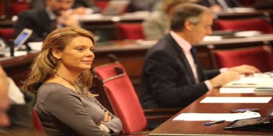 La diputada Aguiló 'recuerda' en Twitter que los padres que no lleven sus hijos al colegio pueden perder la custodia