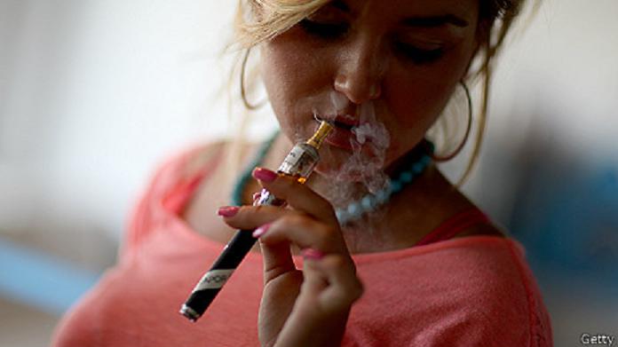 &iexcl;Alarma! El mercado de los cigarrillos electr&oacute;nicos 'engancha' a los m&aacute;s j&oacute;venes