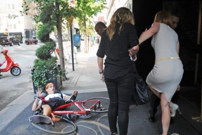 [V&iacute;deo] Un paparazzi en bicicleta arrolla a Nicole Kidman en plena calle y la deja baldada