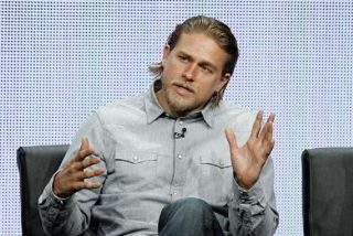 '50 Sombras de Grey': Charlie Hunnam est&aacute; que 'echa humo' con Dakota Johnson