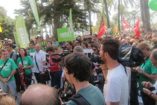 El PP dice que la huelga ha sido un chasco y 4.000 personas le ponen verde en el Consolat