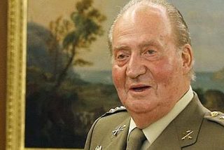 El Rey ironiza ante la expectaci&oacute;n por su operaci&oacute;n en una entrega de credenciales