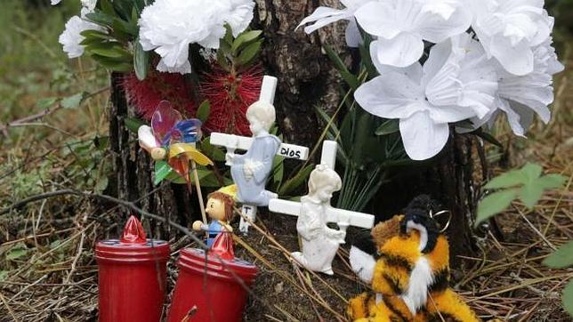 Trece rosas blancas por los 13 a&ntilde;os que no ha podido celebrar la asesinada Asunta