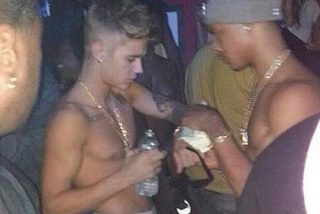 Justin Bieber pasa de su exnovia y se va a celebrarlo a un local de striptease tan campante