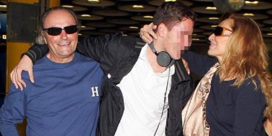 Rosa Benito y Amador Mohedano se reencuentran en el aeropuerto y dejan el divorcio en 'stand by'