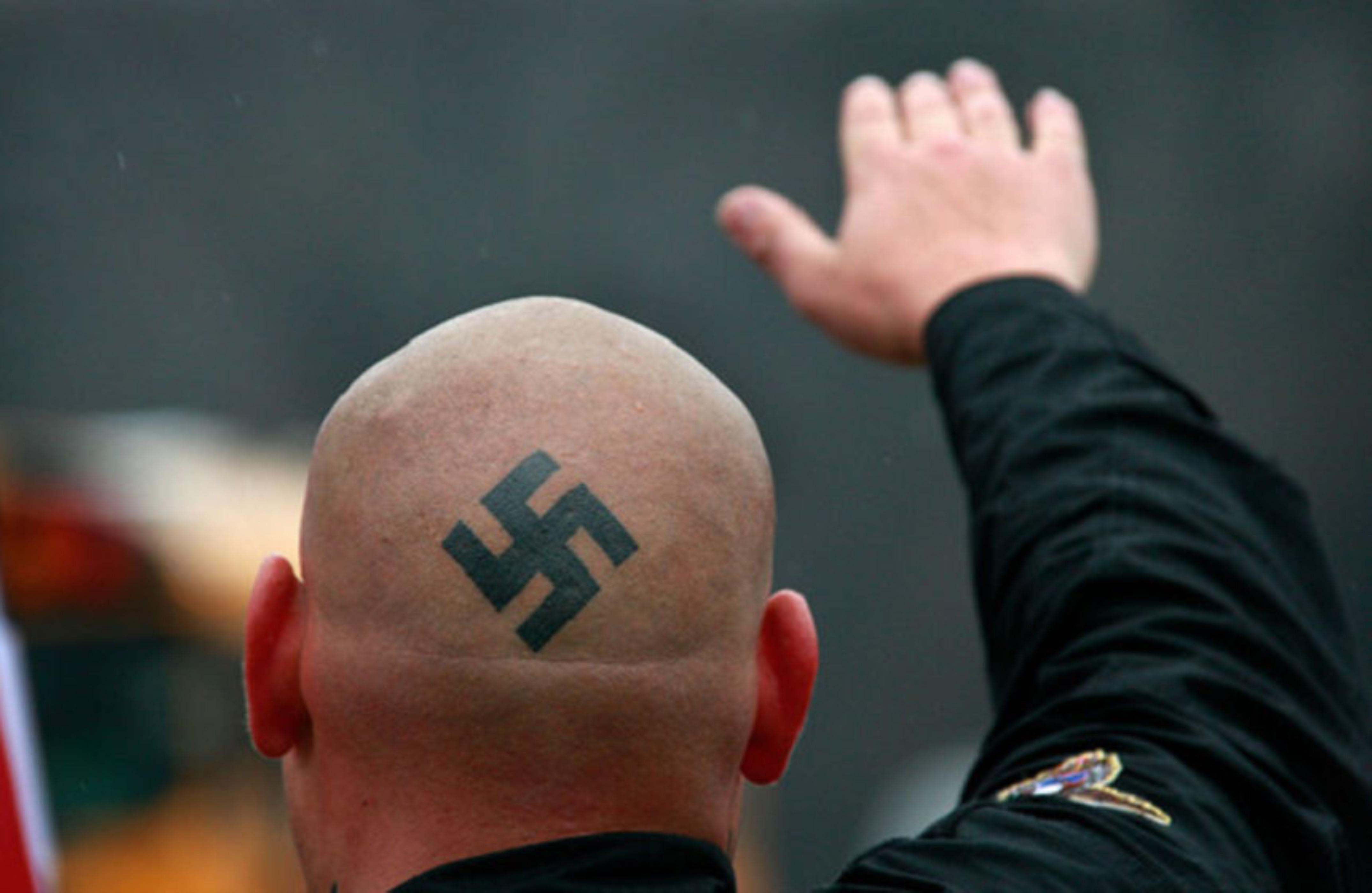 Неонацист что это. Neo Nazi Skinhead. Скинхэд зигует. Кельтский крест неонацизм.