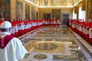 Francisco convoca a los cardenales de todo el mundo para explicarles sus reformas