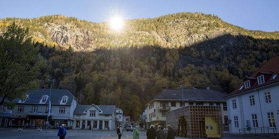 Un pueblo noruego harto de estar a oscuras coloca espejos para ver la luz del sol