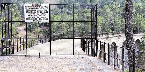 El duque de Westminster cierra a los caminantes el paso por el viaducto Minas del Horcajo