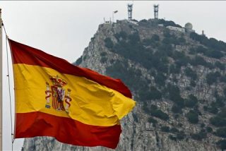 Bruselas nos echa un cable y pide a Londres que se 'moje' contra el contrabando en Gibraltar