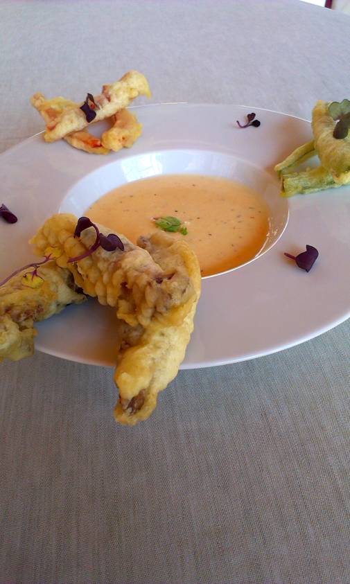 Buñuelos de presa ibérica con fondue de queso de cabra Sierra de