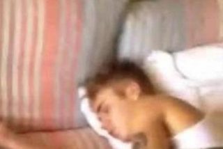 Una brasile&ntilde;a filma a Justin Bieber en la cama despu&eacute;s de una noche loca