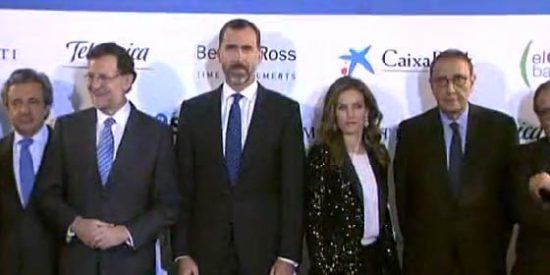 La Razón tira la casa por la ventana: "¡Cuántas bandejas de jamón, parece un congreso de la UGT!"