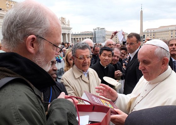 Verbo Divino entrega al Papa su "Biblia Cat&oacute;lica de la Familia"