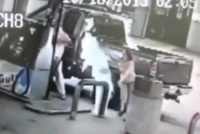 [V&iacute;deo] Prende fuego a su esposa en una gasolinera jugando a lo tonto con un mechero