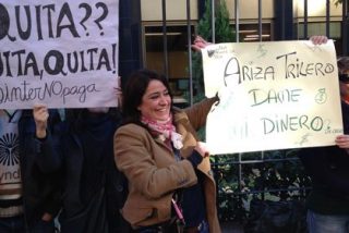 Los afectados por los impagos de Intereconom&iacute;a estallan: "Ariza, trilero, dame mi dinero"