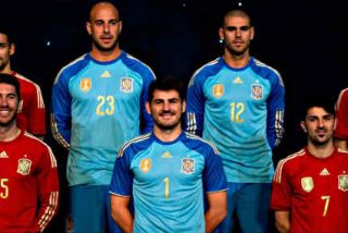 La nueva piel de la Selecci&oacute;n Espa&ntilde;ola de F&uacute;tbol es roja de la cabeza a los pies