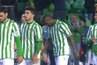 El Betis les ense&ntilde;a la puerta de salida