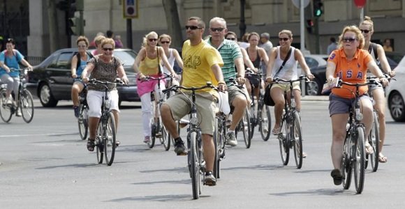 Los ciclistas mayores de 16 años podrán circular por la ciudad 'a pelo' sin el casco