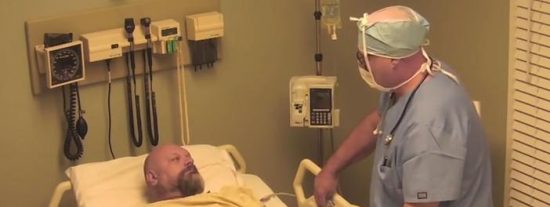 [V&iacute;deo] Hacen creer a un borracho que ha estado diez a&ntilde;os en coma para que no empine m&aacute;s el codo