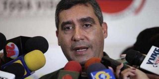 El ministro del Interior de Venezuela da su m&oacute;vil a polic&iacute;as novatos para que denuncien la corrupci&oacute;n
