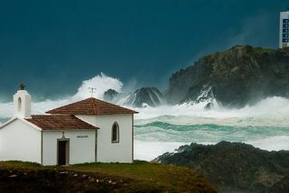 Desaparecen tres personas engullidas por una enorme ola en Coru&ntilde;a