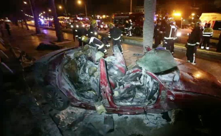 Mueren carbonizados dos vecinos de La Soledad al chocar su coche contra una palmera en el Paseo Mar&iacute;timo