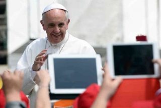 Francisco bendice el "mundo digital" aunque advierte del riesgo de "exclusi&oacute;n" y "manipulaci&oacute;n"