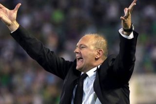 Pepe Mel 'olvida' a su cuerpo t&eacute;cnico en Barajas